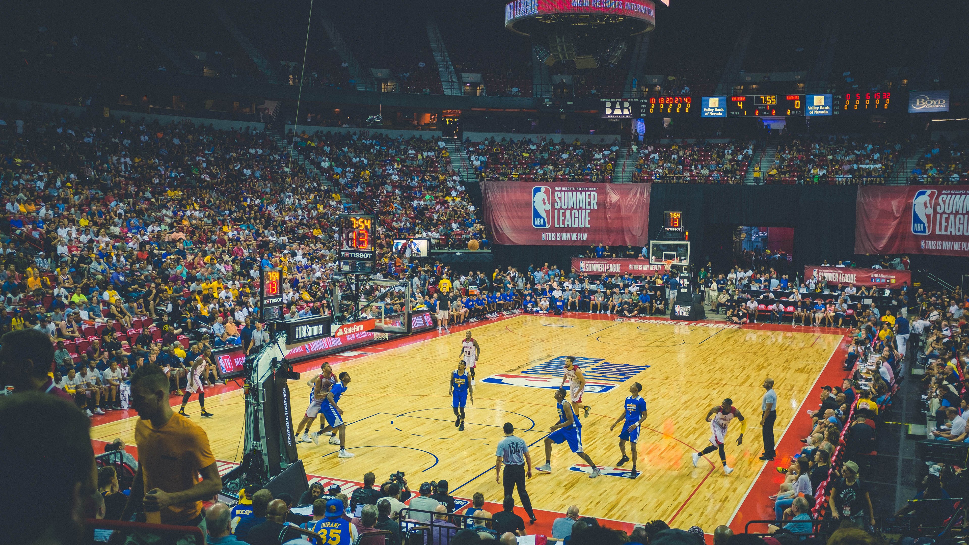 以“篮球+科技”为主题的创新赛事首次亮相上海，科技感篮球场